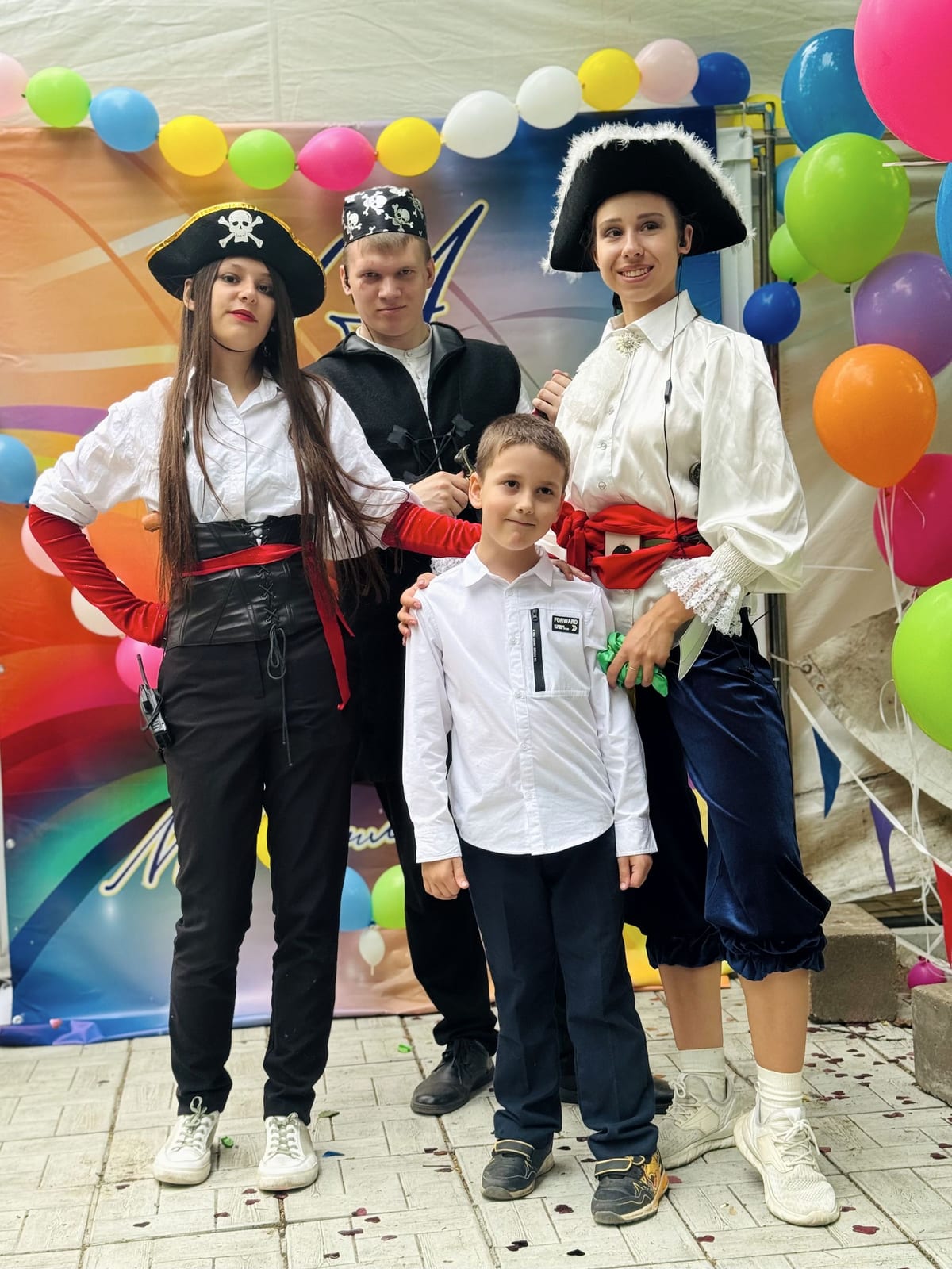 Ведущие в морских костюмах и выпускник