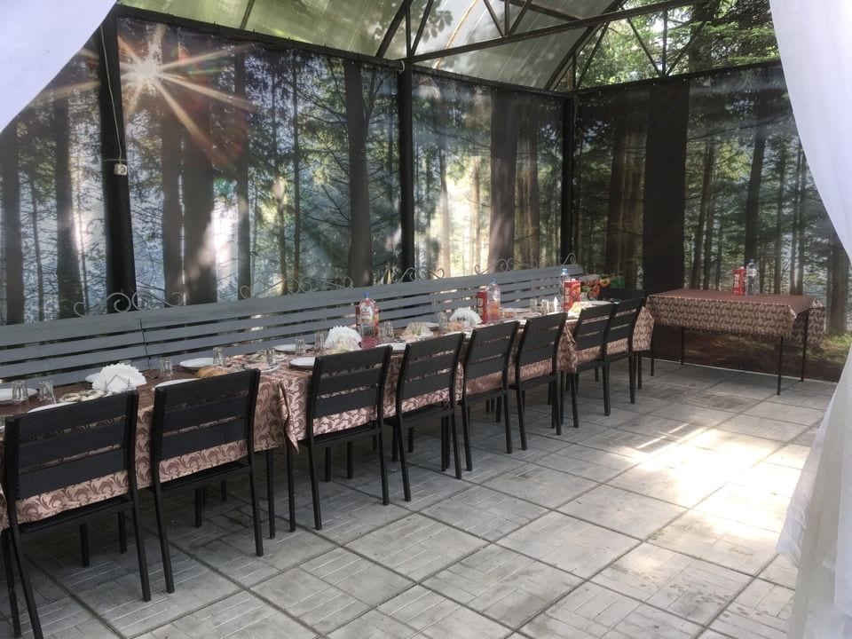 Беседка у воды внутри: длинный стол