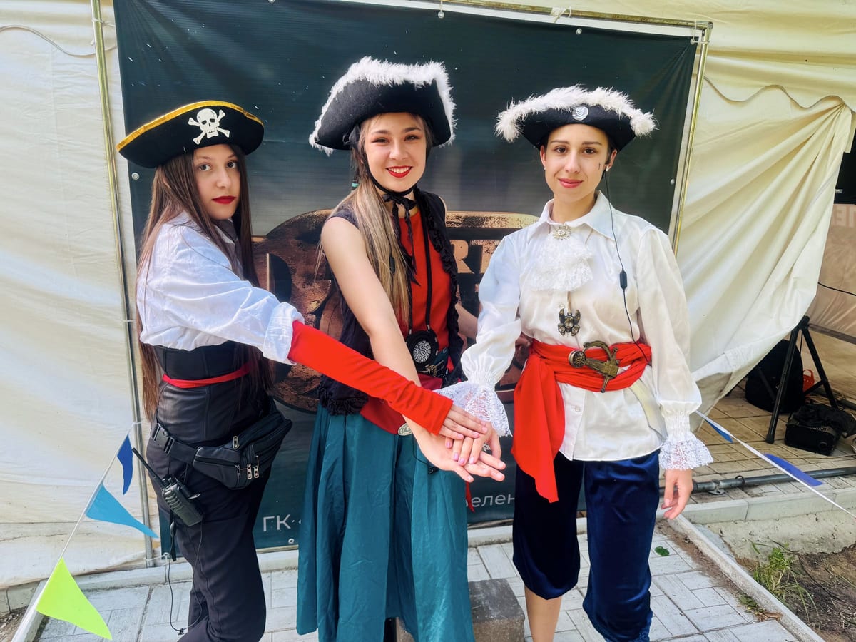 Три актрисы в пиратских костюмах